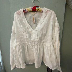 Gorgeous white smock-style top, puffed sleeves, lace collar and sleeve details